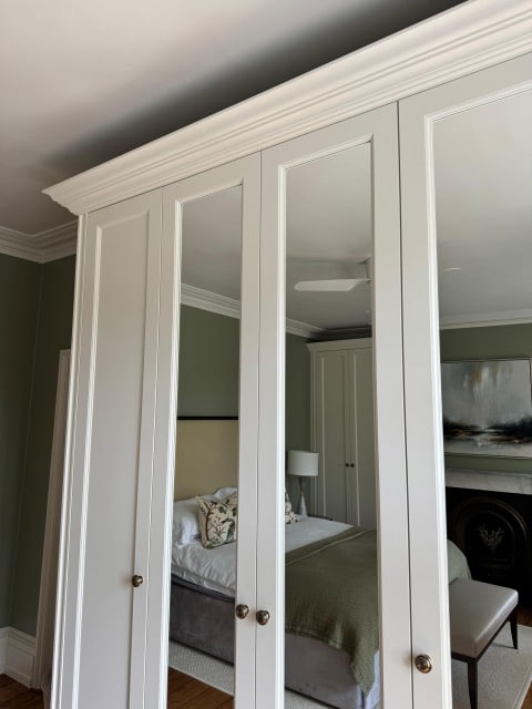 Classic style fitted wardrobe with mirrored doors